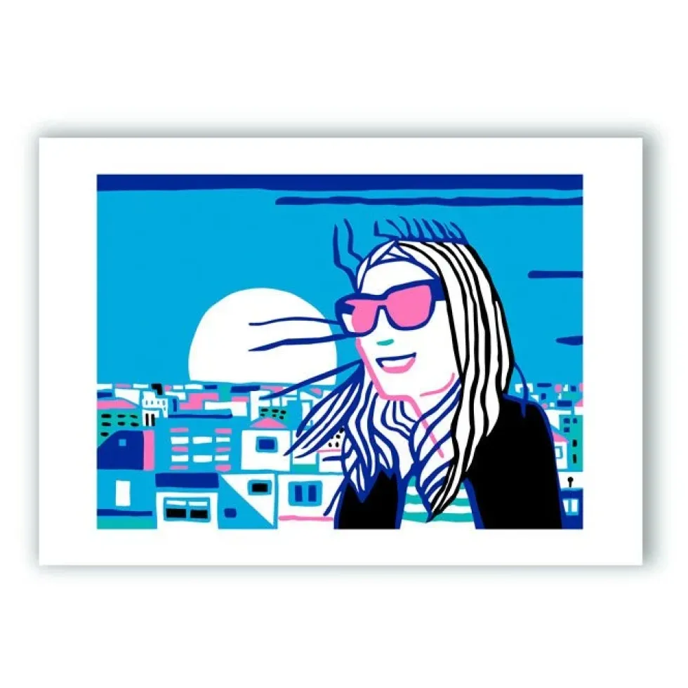 Joven Sonriendo con Ciudad al Fondo Giclée Print