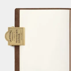 TRAVELER'S notebook Recambio 030 Clip Latón Logo TRC